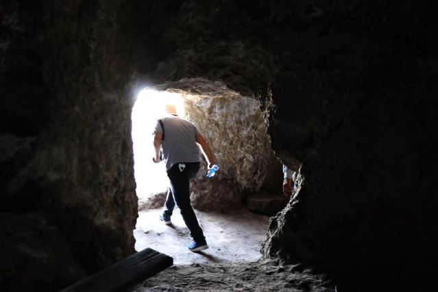 Konya Takkeli Dağ'da 9 yıldır yürütülen kazılarda 35 kaya mezarı bulundu