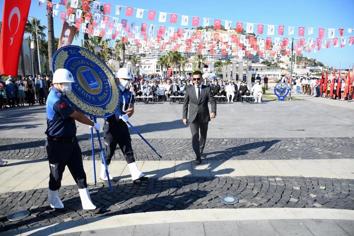 Kuşadası\'nda Zafer Bayramı\'nın 99. yılı kutlandı