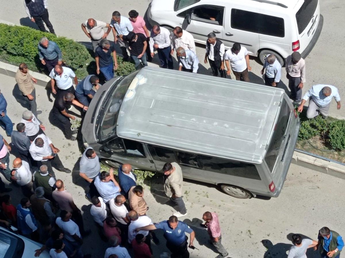 Lastiği patlayan araç ağaca çaparak durdu