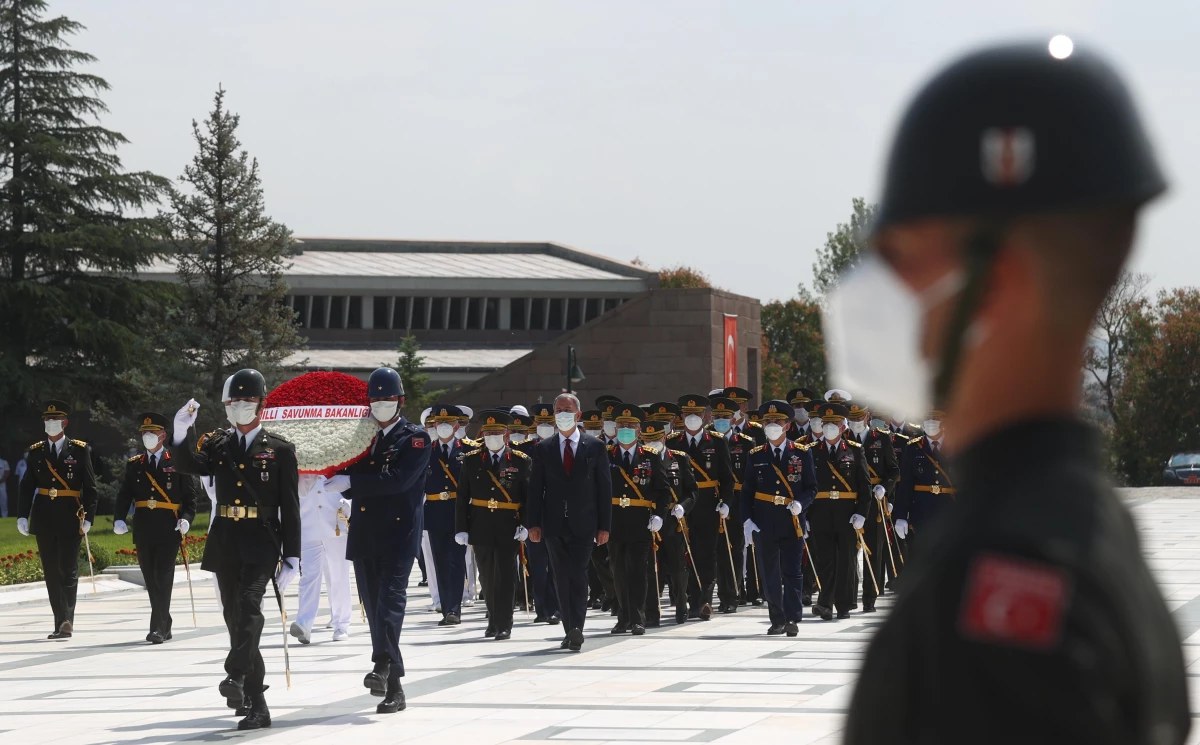 Son dakika: Milli Savunma Bakanı Akar, TSK komuta kademesi ile Devlet Mezarlığı\'nı ziyaret etti