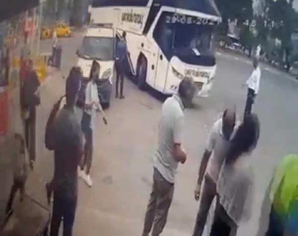 Otobüs ile araç arasında sıkışan polis memuru yaralandı; o anlar kamerada