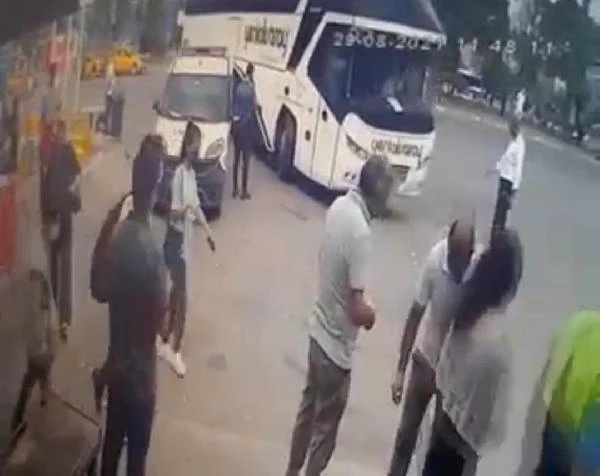 Polis memuru, iki aracın arasında sıkışıp kaldı! Facianın eşiğinden dönülen o anlar kamerada