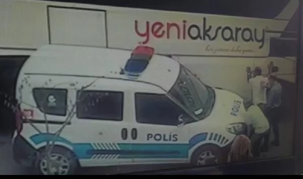 Otobüs ile araç arasında sıkışan polis memuru yaralandı; o anlar kamerada