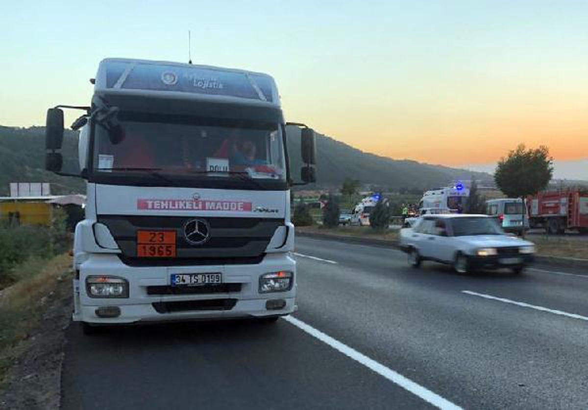 Otomobil, tankere arkadan çarptı: 4 yaralı