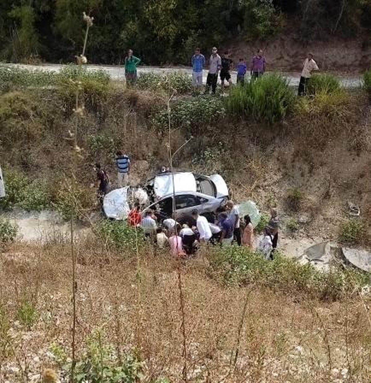 Otomobille şarampole yuvarlanan çifti ölüm ayırdı