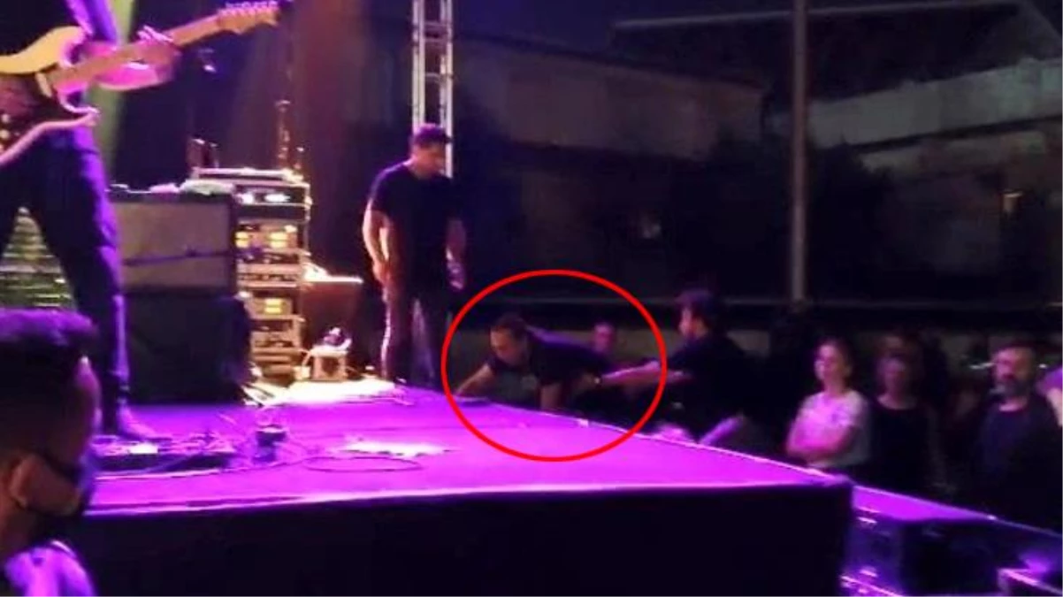Ünlü şarkıcıdan korkutan kaza! Kıraç, konser için sahneye çıkarken yere düştü