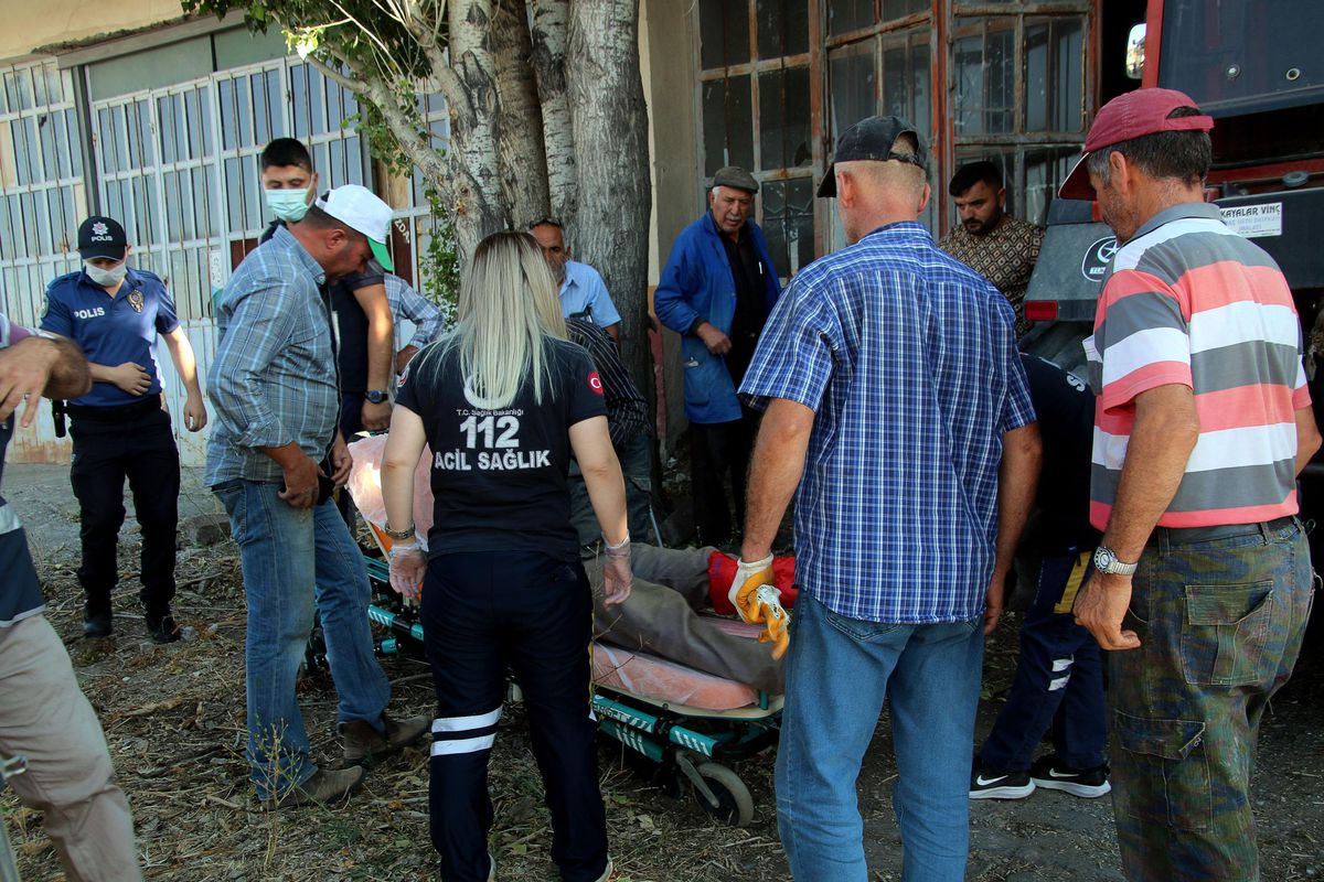Sivas\'ta tamir ettiği traktörün altında kalan kişi yaralandı