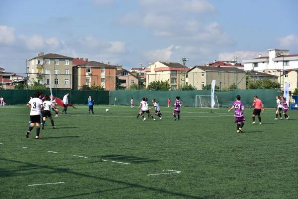 Tuzla\'da 30 Ağustos Zafer Bayramı\'na özel kadınlar futbol turnuvası düzenlendi
