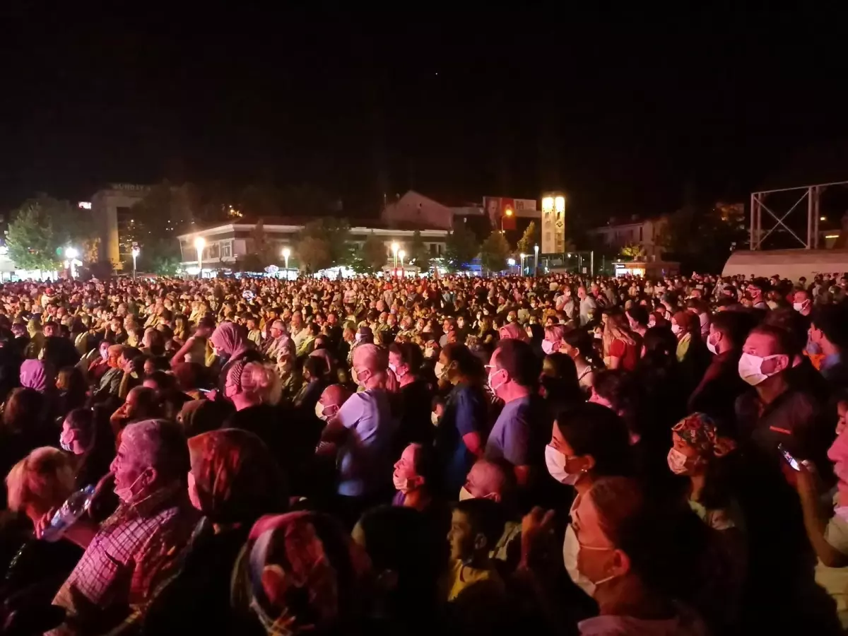 Zafer Bayramı\'nda Musa Eroğlu konserinde meydan doldu taştı