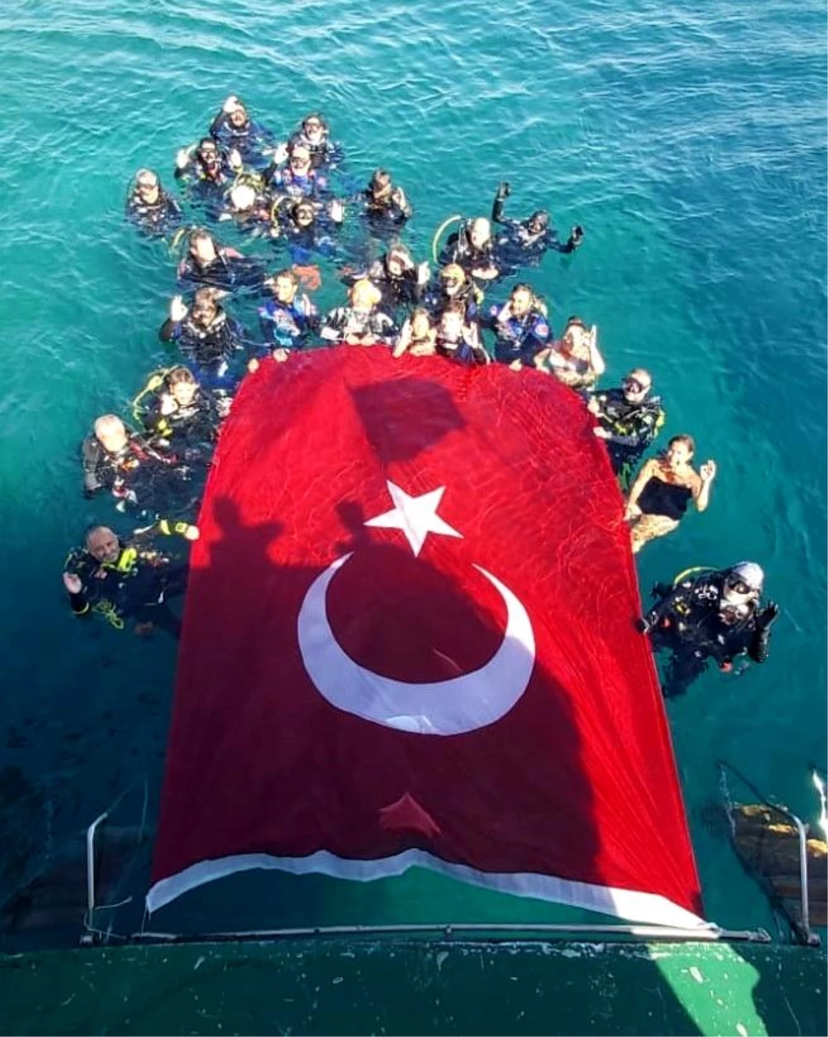 Zafer Bayramını denizde dev Türk bayrağı açarak kutladılar