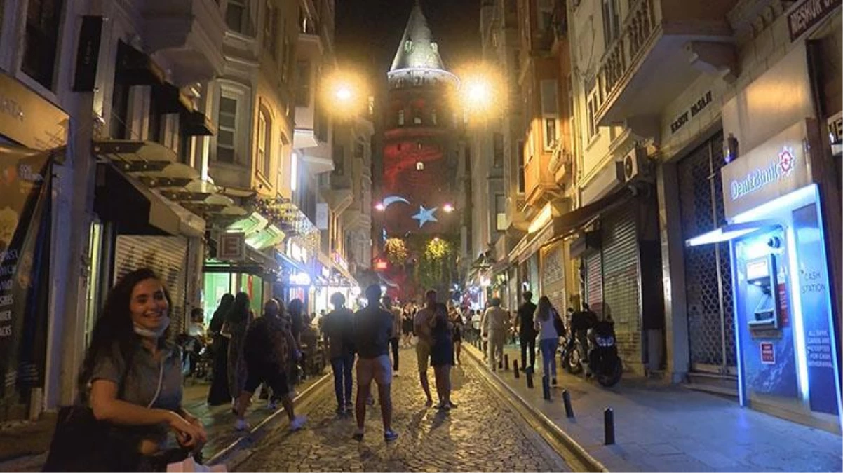 30 Ağustos Zaferi, Galata Kulesi\'nde özel ışık gösterisiyle kutlandı