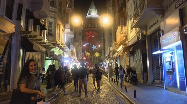 30 Ağustos Zaferi, Galata Kulesi'nde özel ışık gösterisiyle kutlandı