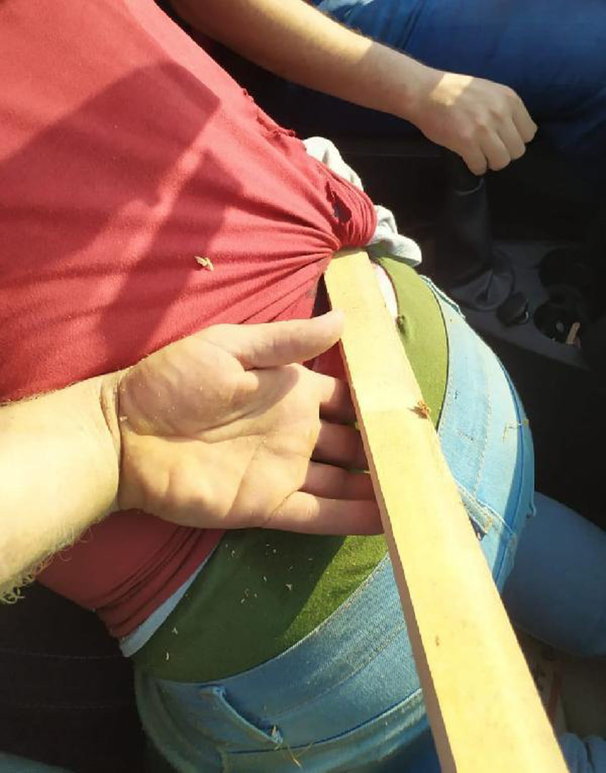 Ağaç kesme makinasından fırlayan kereste beline saplandı