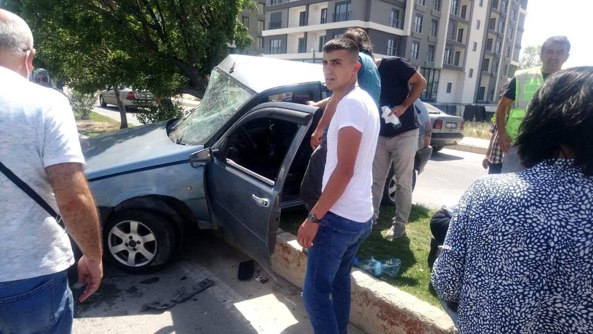 Ağaçlara çarparak hurdaya dönen otomobilde iki kişi yaralandı