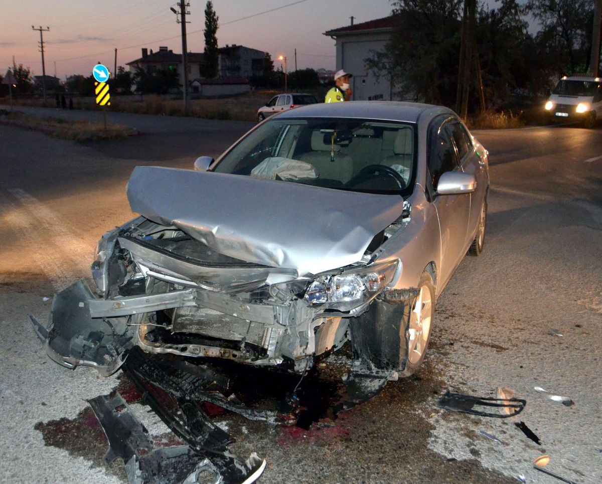 Aksaray\'da iki otomobil çarpıştı: 5 yaralı