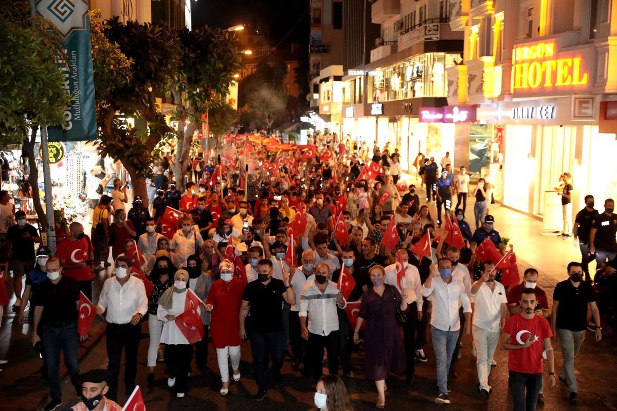 Alanya\'da 30 Ağustos Zafer Bayramı kutlamaları fener alayıyla son buldu