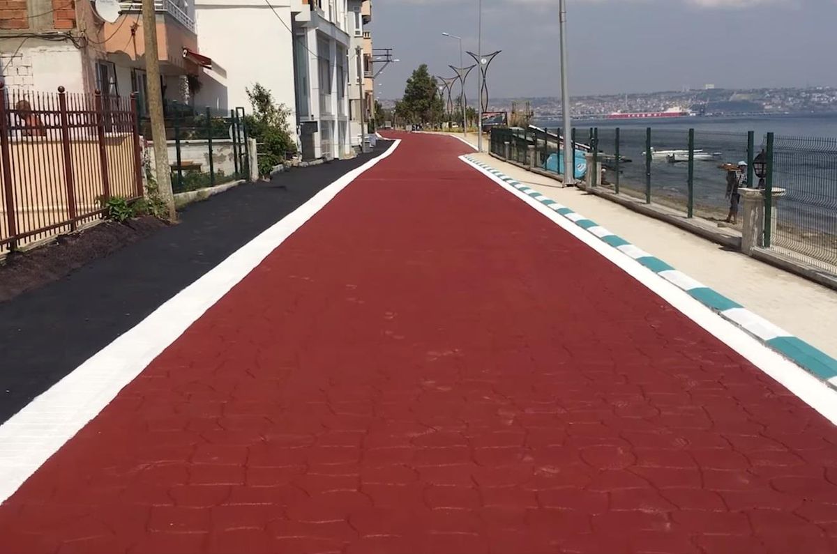 Altınova sahilinde "baskı asfalt" çalışması yapıldı