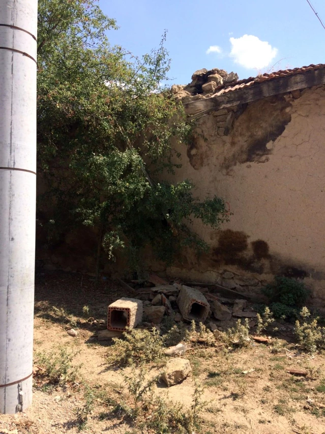 Altıntaş depreminde Afyonkarahisar'daki bir köyde ahır duvarı yıkıldı- Depremden dolayı ahır duvarının yıkıldığı köyde güneş enerji paneli de zarar...
