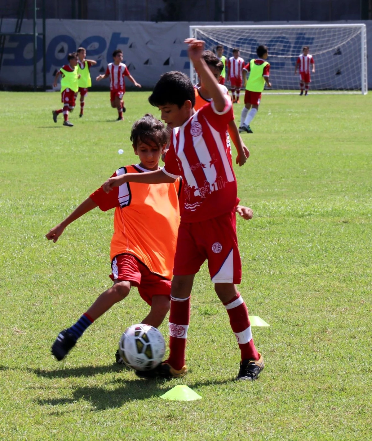 Antalyasporlu küçük futbolcular, 30 Ağustos Zafer Kupası\'nda bir araya geldi