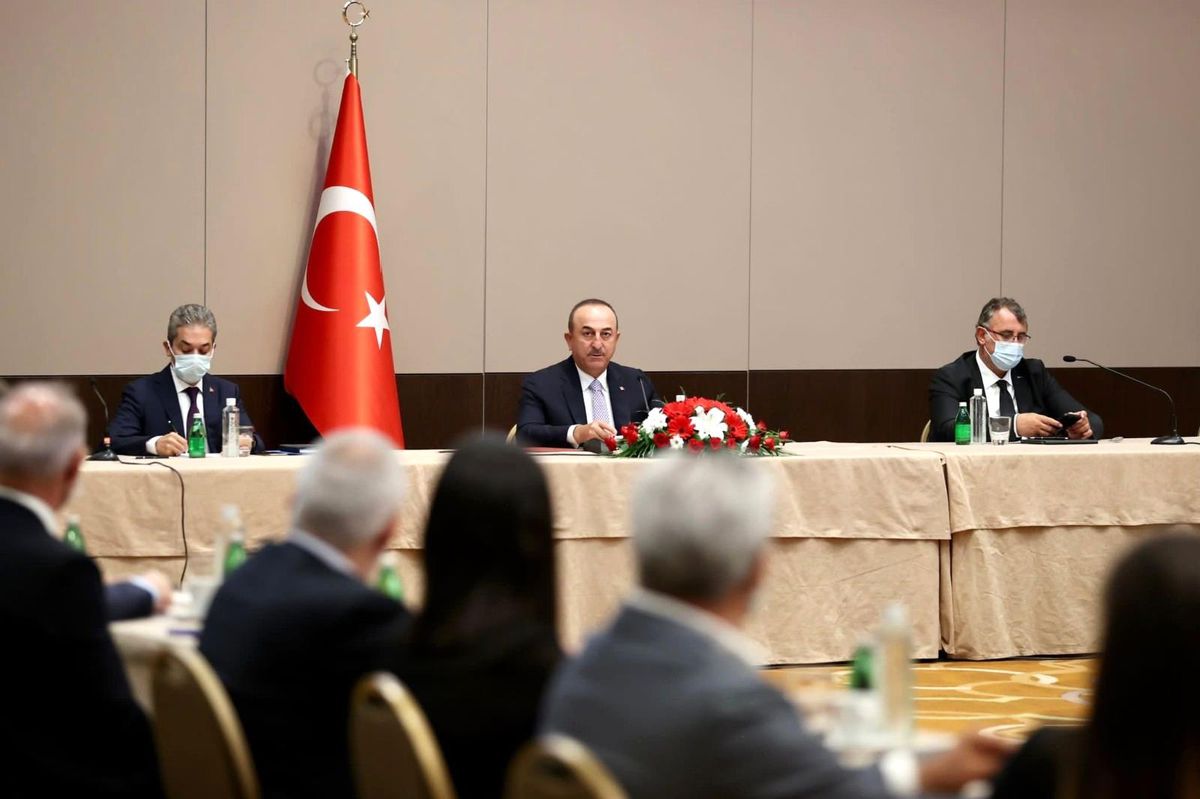 Bakan Çavuşoğlu, Sırbistan\'da Türk iş adamlarıyla görüştü