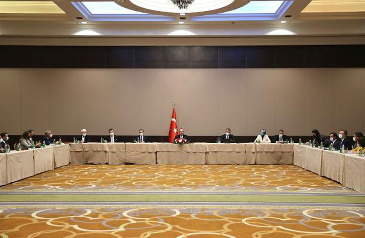 Bakan Çavuşoğlu, Sırbistan\'da Türk iş insanlarıyla bir araya geldi