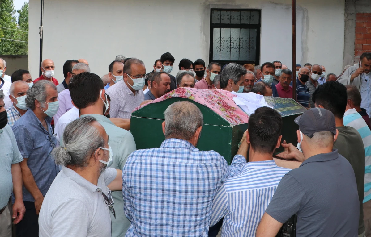 Balayı yolunda trafik kazasında hayatını kaybeden sağlık çalışanı toprağa verildi