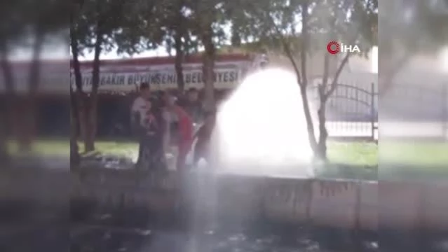 Belediye sulama ekipleri sıcaktan bunalan çocukları serinletti