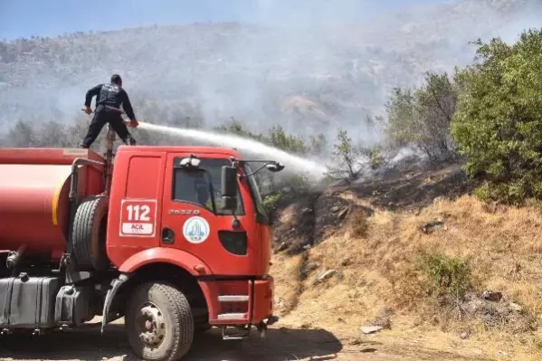 Bitlis'teki örtü yangınına müdahale sürüyor