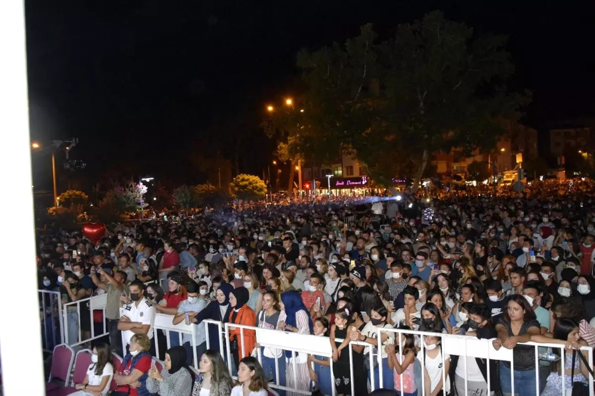 Burcu Güneş iki yıl aradan sonra ilk konserini Burdur\'da verdi