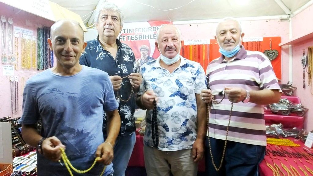 Burhaniye\'de zeytin çekirdeği tespihler ilgi gördü
