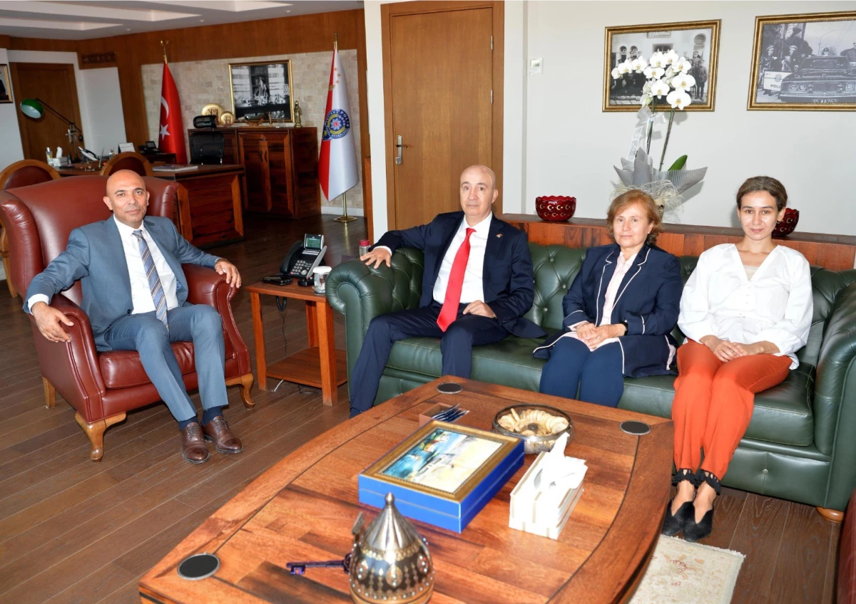 Cumhurbaşkanı Başdanışmanı Turgut Aslan, İzmir Emniyet Müdürü Mehmet Şahne\'yi ziyaret etti