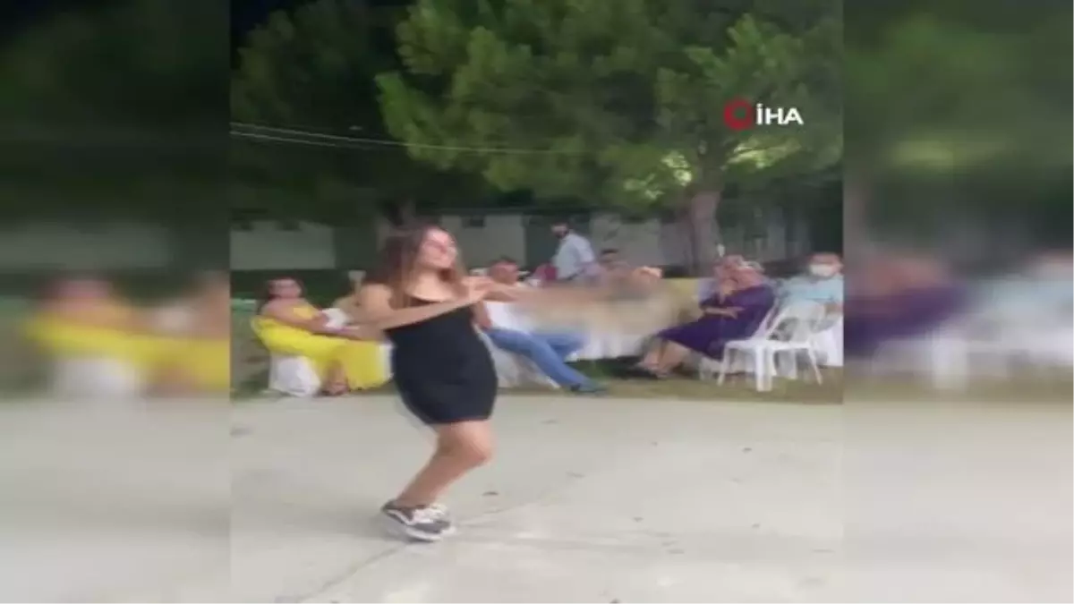 Düğünde altın yerine gelin ve damada sigara taktılar