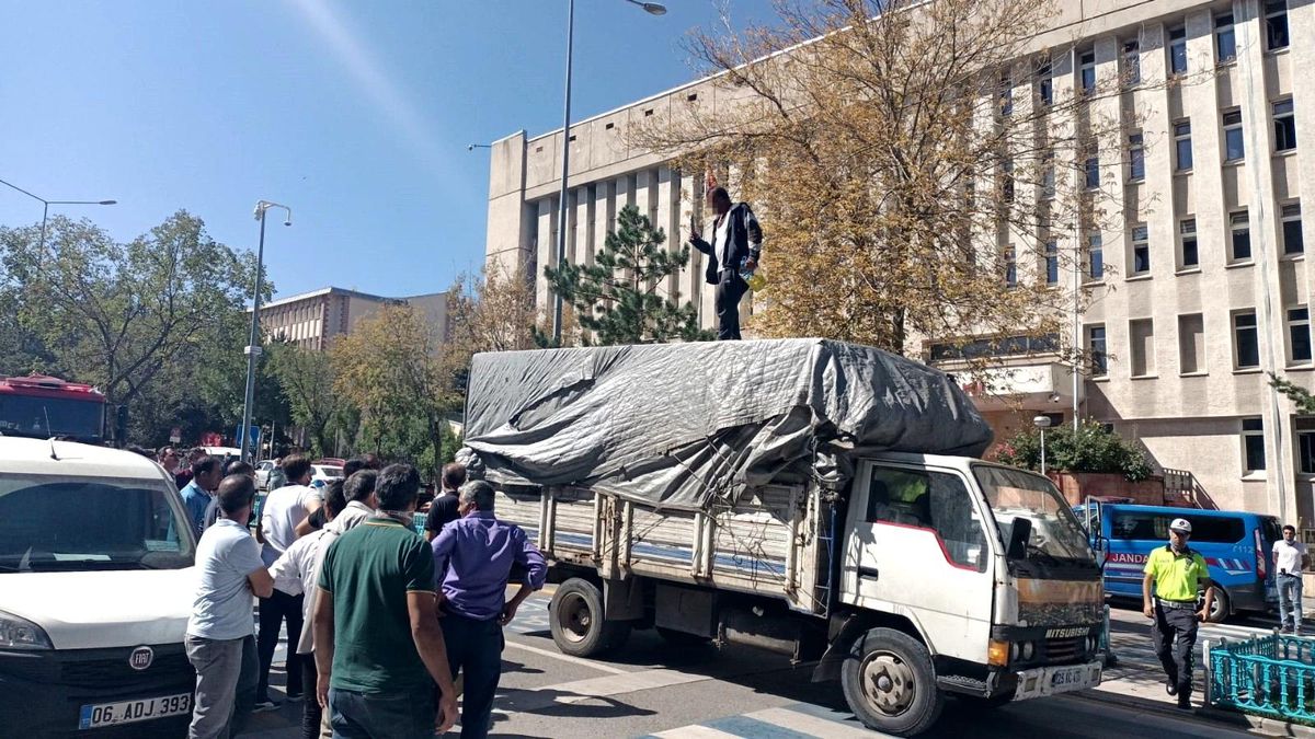 Erzurum Adliye binasında önünde hareketli dakikalar