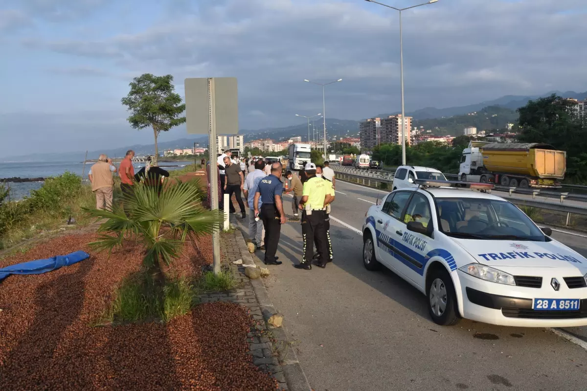 Giresun\'da kamyonet kaldırımda fındık kurutanlara çarptı: 1 ölü, 2 yaralı