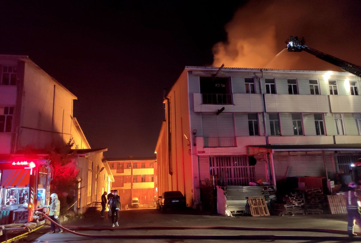İkitelli Çevre Oto Sanayi Sitesi\'nde yangın çıktı