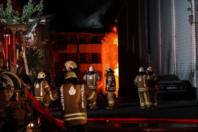 İkitelli Çevre Sanayi Sitesi'nde yangın! Alevlere havadan da müdahale ediliyor