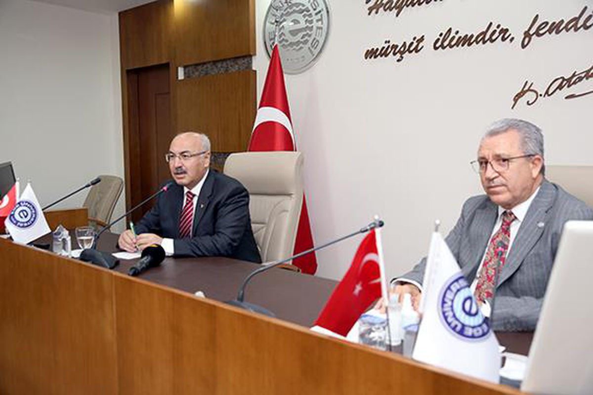 İzmir Valisi Köşger\'den Ege Üniversitesine teşekkür plaketi