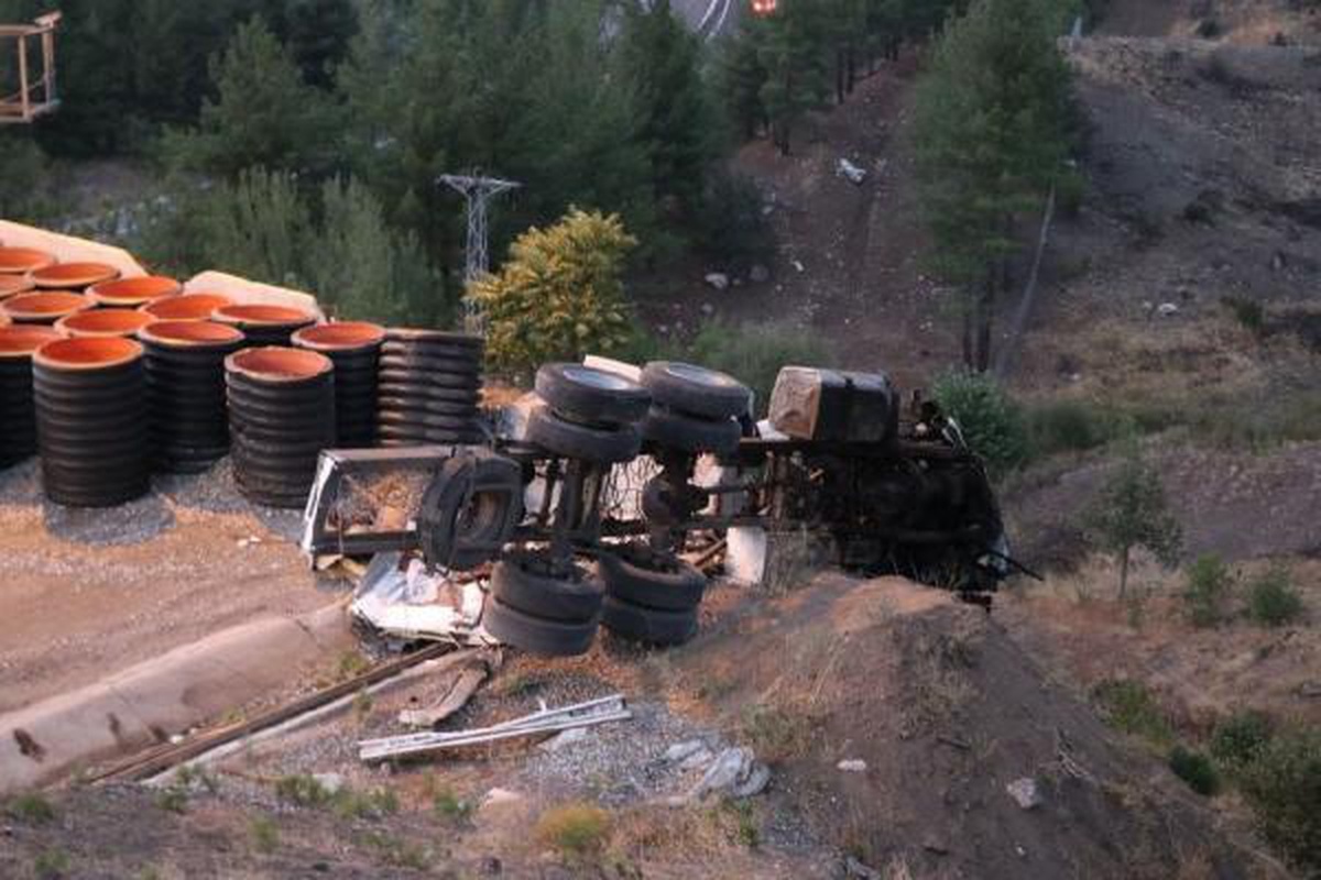 Kaçış rampasına giren kamyon beton bariyere çarptı: 4 ölü