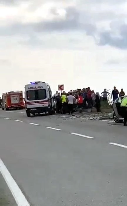 Hızla giderken kontrolden çıkan araç kaldırımda fındık kurutanlara çarptı