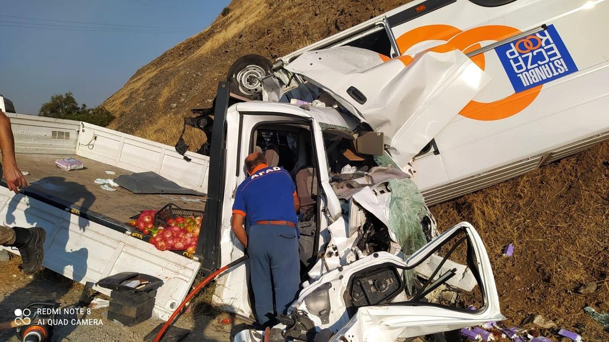 Kamyonetle minibüs çarpıştı: 2 yaralı