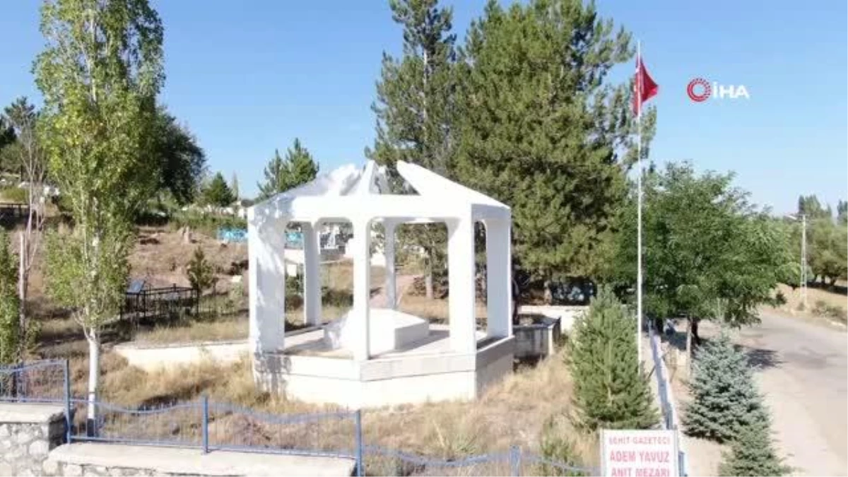 "Kaymakam olacaktı, gazeteci oldu..." Kıbrıs Barış Harekatı\'nın tek gazeteci şehidi Sivas\'taki mezarı başında anıldı