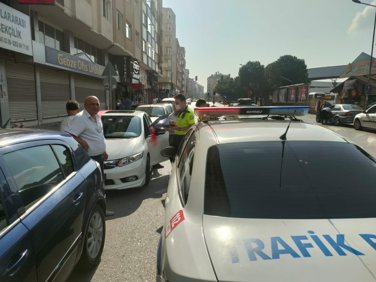 Kocaeli\'de otomobille çarpışan motosikletin sürücüsü yaralandı