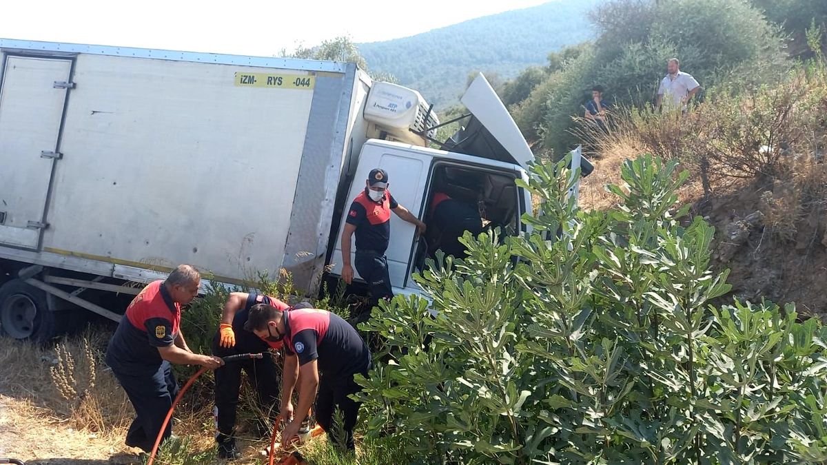 Kontrolden çıkan kamyon şarampole devrildi