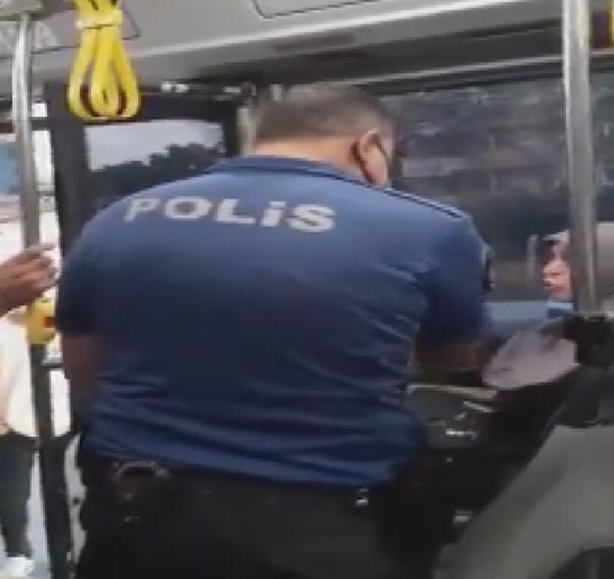 "Maske karşıtı" kadın bu kez iett otobüsünü karıştırdı