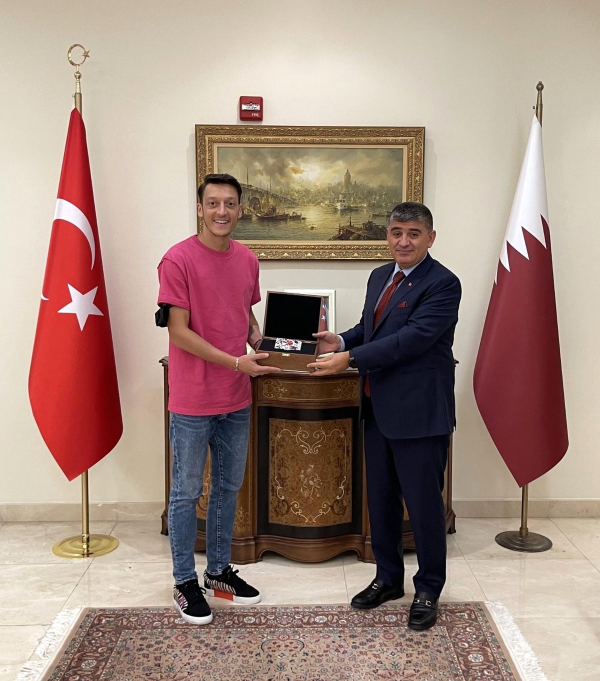 Mesut Özil, Doha Büyükelçisi Göksu\'yu ziyaret etti