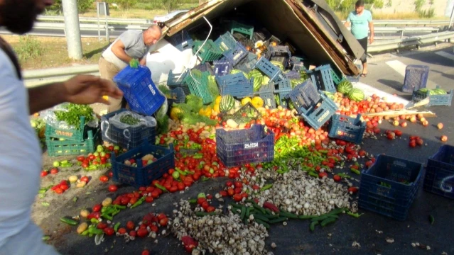 Meyve sebze yüklü kamyonet devrildi, karayolu manav tezgahına döndü