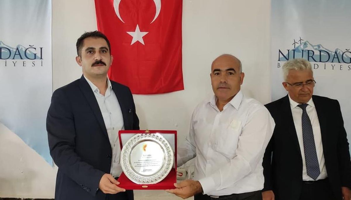 Nurdağı Muhtarlar Derneğinden tayini çıkan kaymakama plaket
