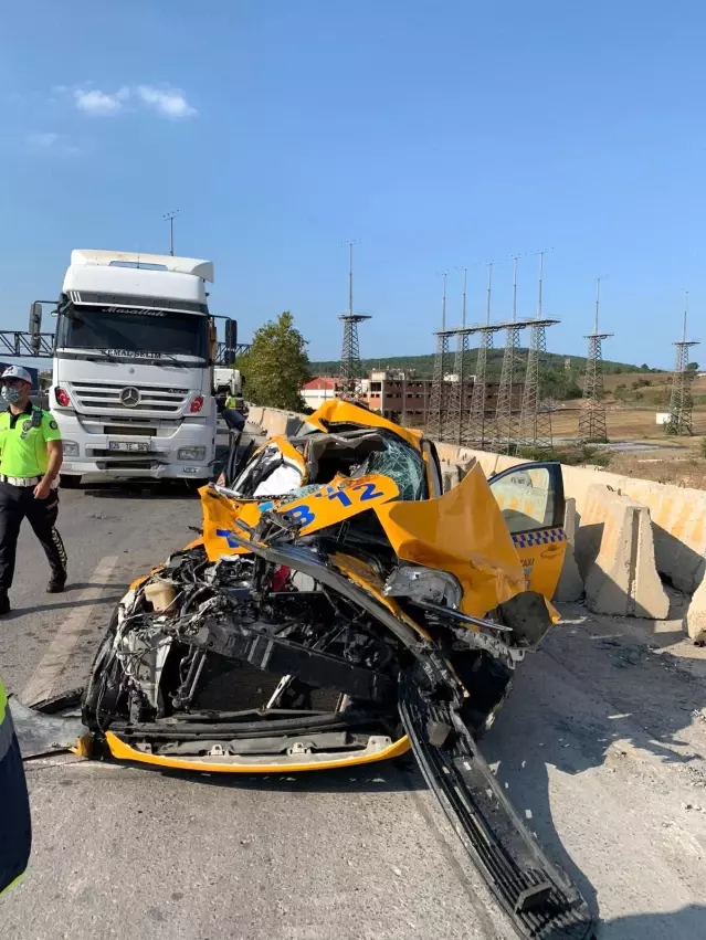 Pendik'te 2 tır ile 2 otomobil birbirine girdi: 1'i ağır 2 yaralı