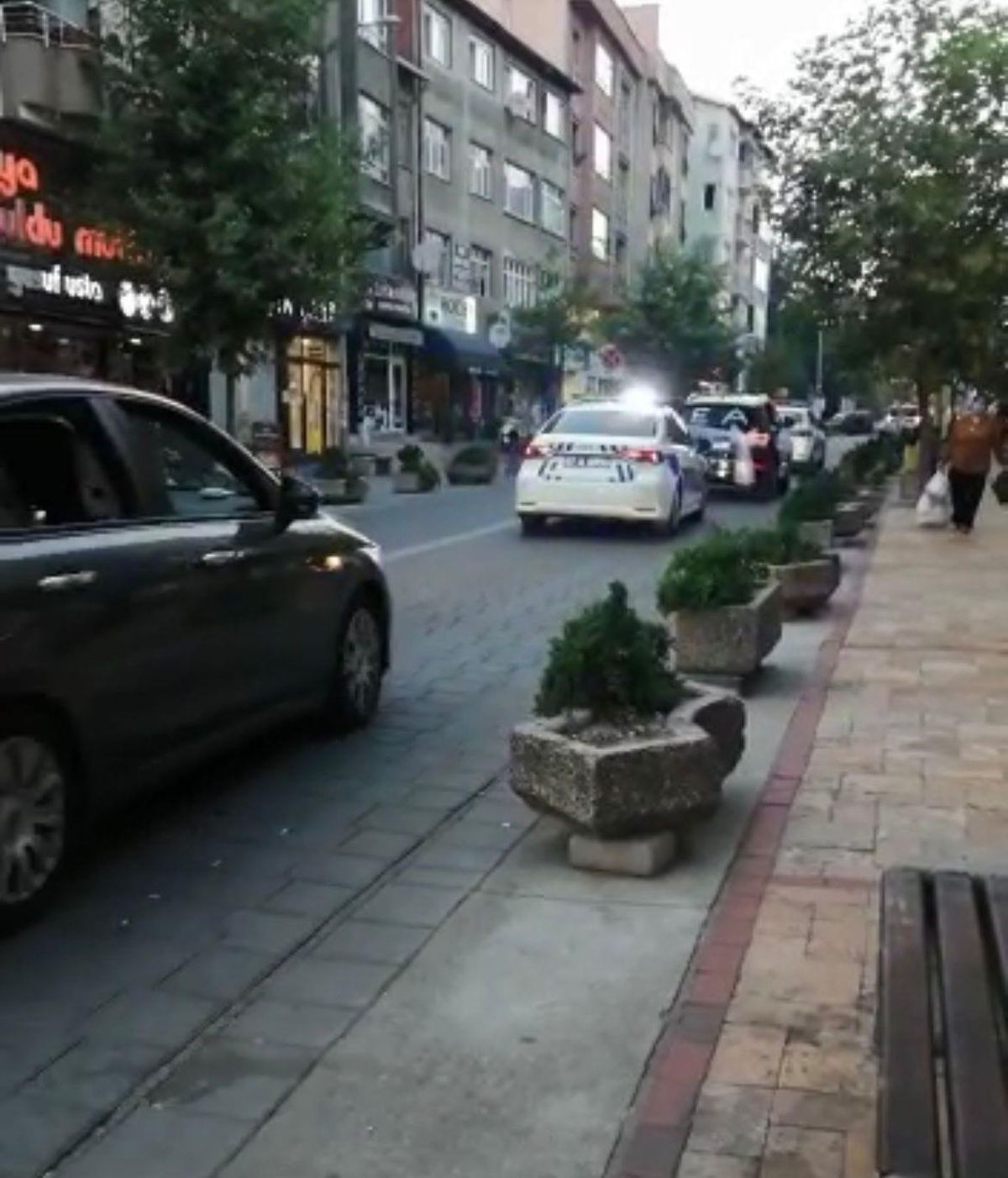 Polis araçları gelin arabasına eskortluk yaptı