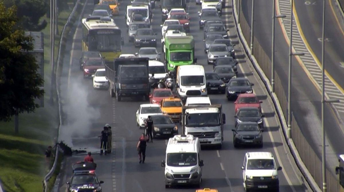 Şişli\'de E-5\'te seyir halinde olan motosiklet yandı